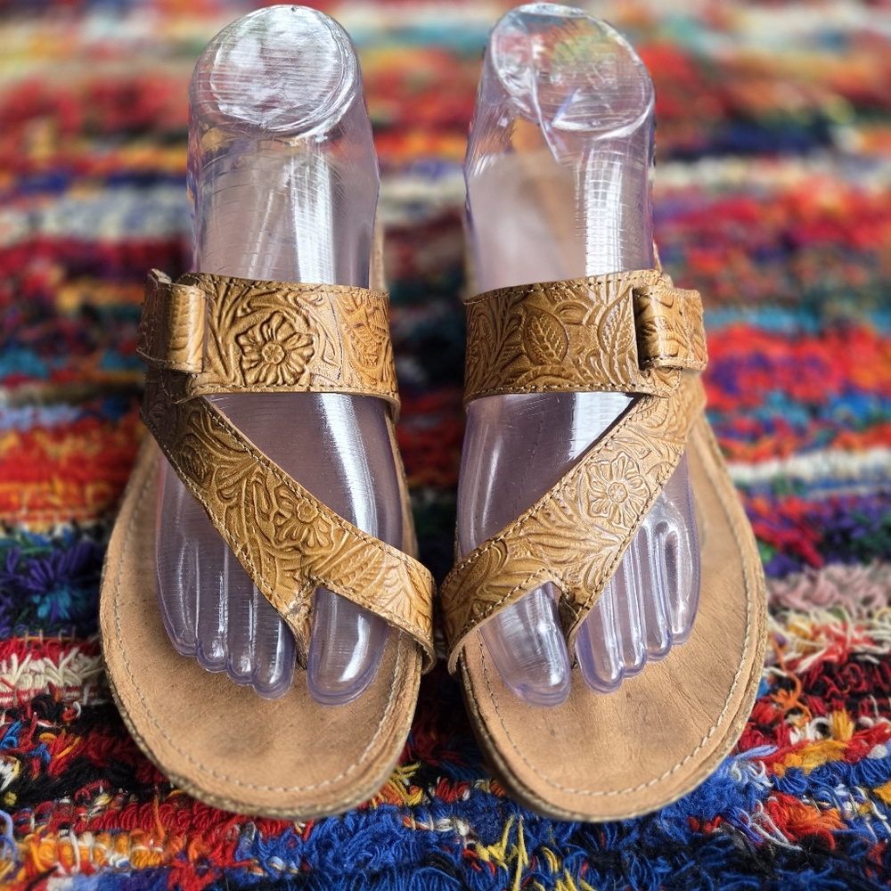 Nurture Camdenn Tan Tooled Leather Comfort Sandals Size 7.5